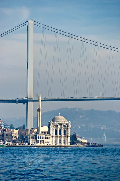 Ortakoy camisi ve Boğaz köprüsü, İstanbul, Türkiye. — Stok fotoğraf