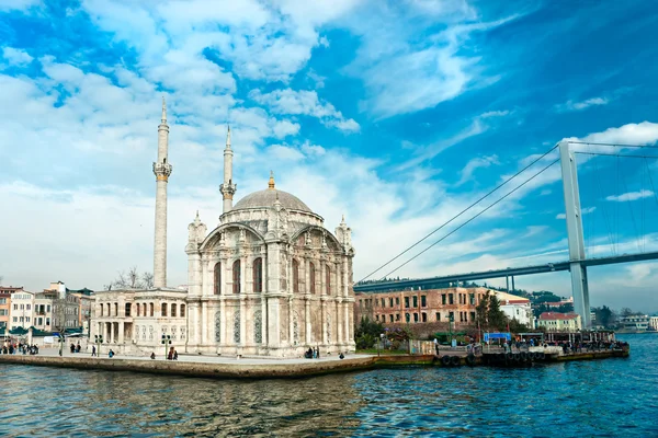 Mesquita de Ortakoy e ponte do Bósforo, Istambul, Turquia. — Fotografia de Stock