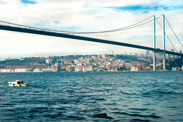 Mesquita de Ortakoy e ponte do Bósforo, Istambul, Turquia. — Fotografia de Stock