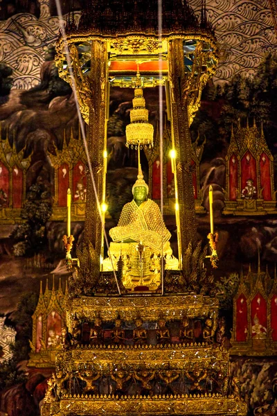Buda Esmeralda dentro de Wat Phra Kaeo Temple, Bangkok, Tailândia . — Fotografia de Stock