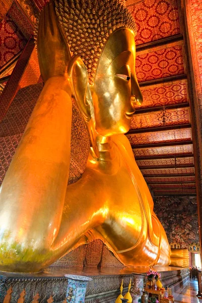 Wat phra kaeo 寺、バンコク、タイの仏像. — ストック写真