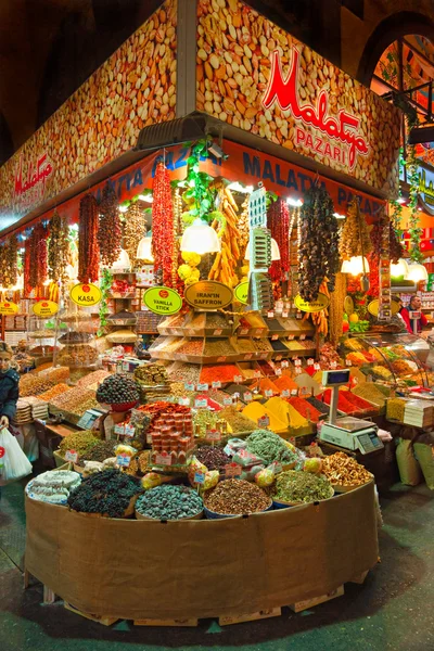 Istanbul - 25. ledna 2011: turisté ve velkém bazaru, kon — Stock fotografie