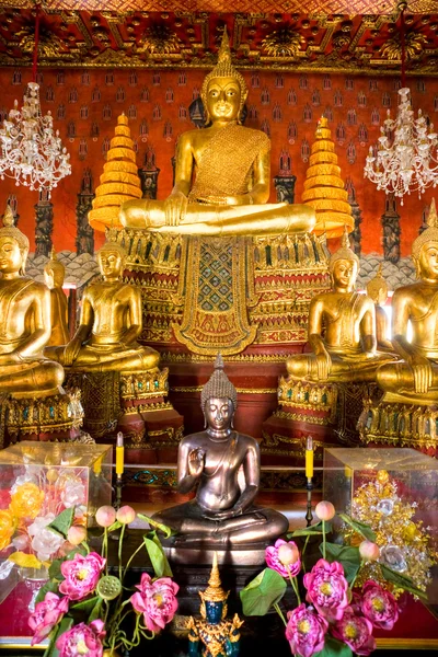 Innenraum eines buddhistischen Tempels in Ayuthaya, Thailand, — Stockfoto