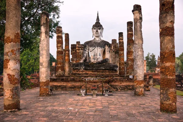 Wat Mahathat au lever du soleil, Sukhothai, Thaïlande , — Photo