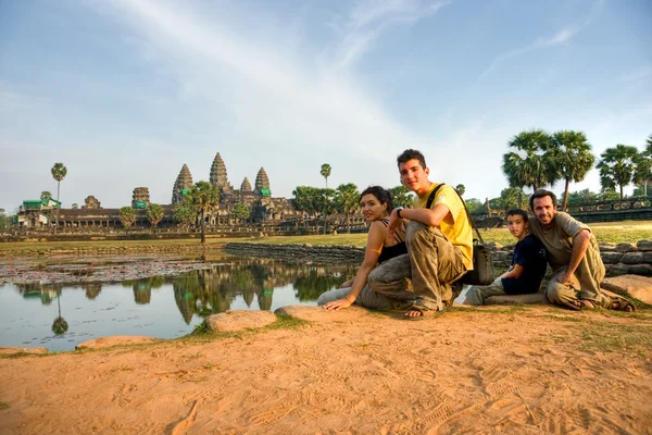 Familie bezoeken angkor wat bij zonsondergang, Cambodja. — Stockfoto