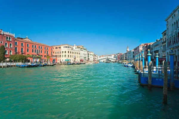 Panoramatický výhled na canal Grande a Ponte di Rialto, Benátky. — Stock fotografie