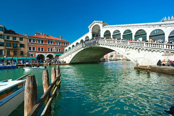 Benátky, Itálie - Březen 06, 2011: národy sledovat canal Grande — Stock fotografie