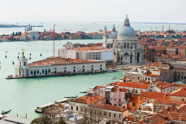 Venedik, büyük kanal manzarasına ve basilica santa Maria della salute. İtalya. — Stok fotoğraf