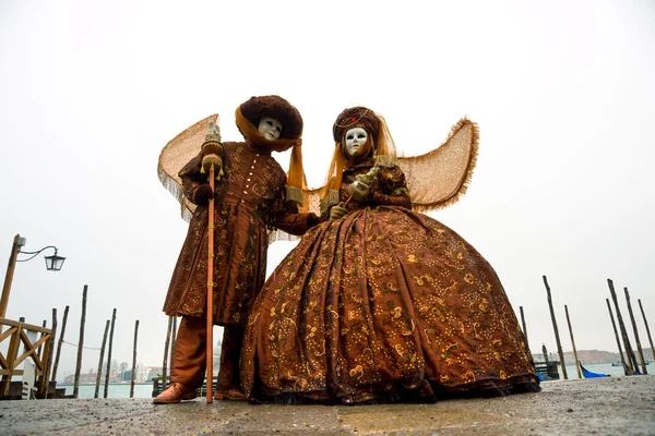 Две красивые карнавальные маски, Венеция . — стоковое фото