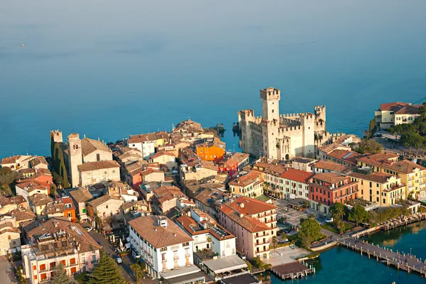 Scaliger linna Sirmione Gardajärven rannalla, Italia — kuvapankkivalokuva