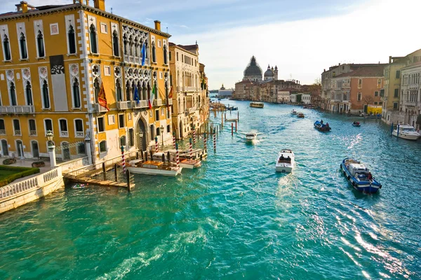 Benátky, pohled z mostu. — Stock fotografie