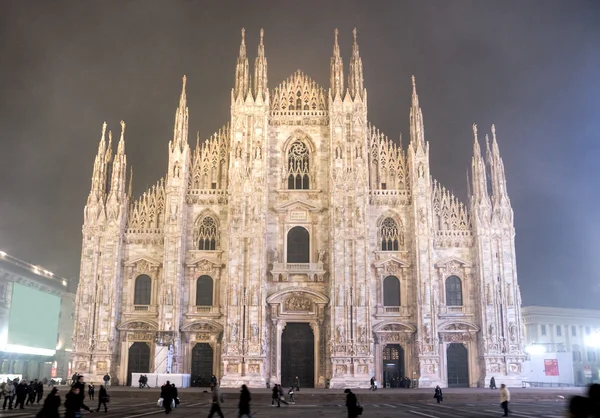 Nacht uitzicht over duomo in Milaan in een mistige dag. — Stockfoto