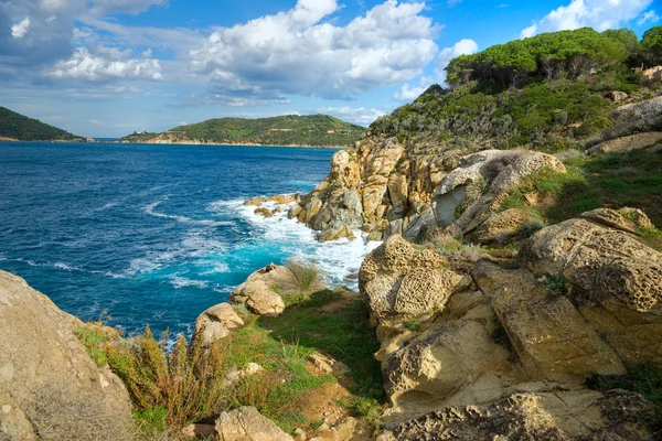 Prachtige kustlijnen in elba eiland. — Stockfoto