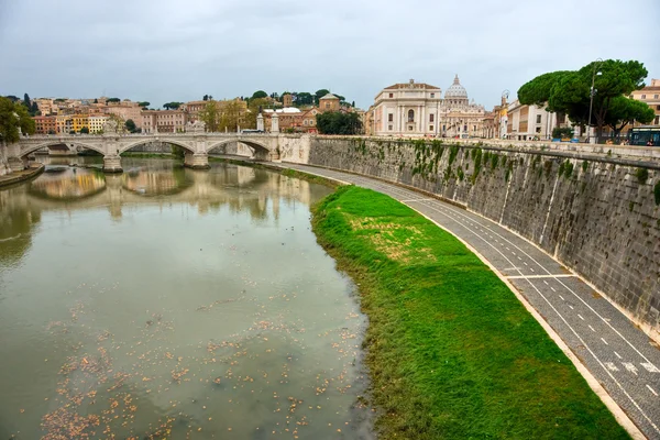 Panoramic view of San Pietro Baqsilica and Vittorio Emanuele Bri — Stock Photo, Image