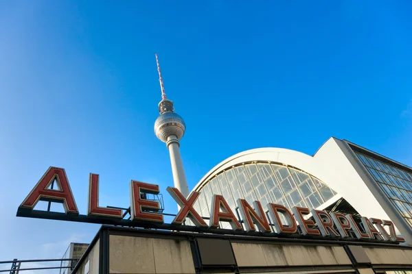 Alexander platz v mlhavé den, Berlín, Německo. — Stock fotografie