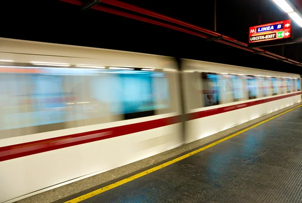 Roma's subway, with moving train. — Stock Photo, Image