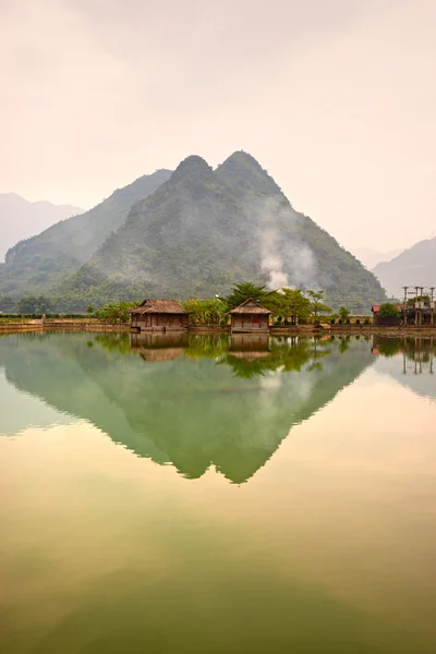 Mai chau バレー、北ベトナムで美しい夕日. — ストック写真