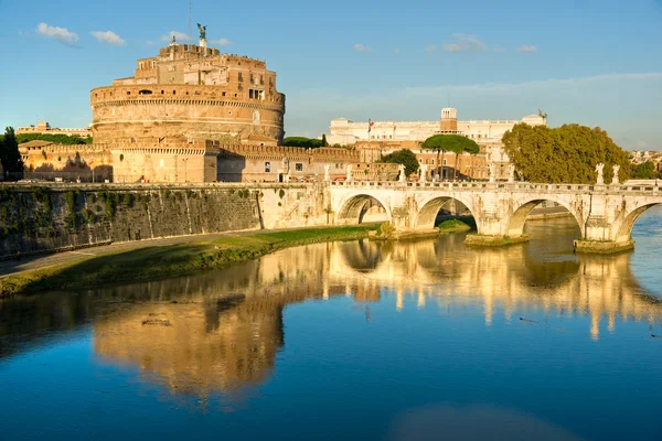 Castel sant'angelo och bron vid solnedgången, Rom, Italien. — Stockfoto