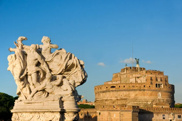 Castel sant'angelo och Berninis staty på bron, Rom, ita — Stockfoto
