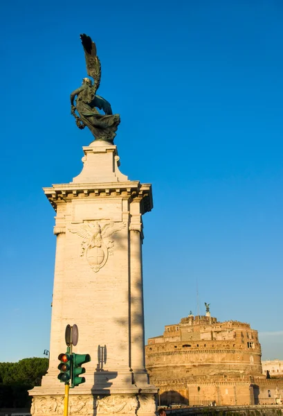 Castel sant'angelo och Berninis staty på bron, Rom, ita — Stockfoto