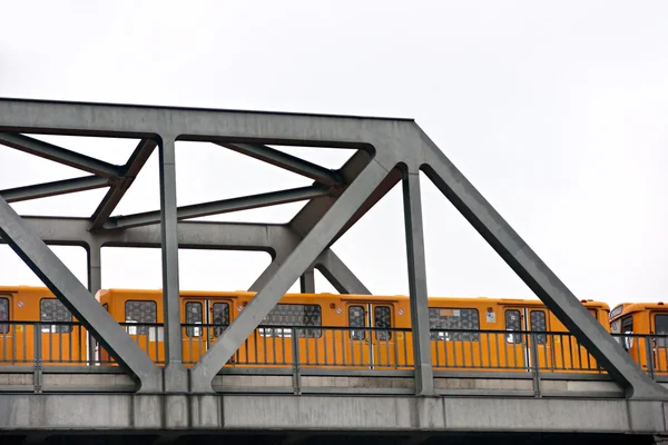 U-bahn über die brücke, berlin, deutschland. isoliert auf weiß. — Stockfoto