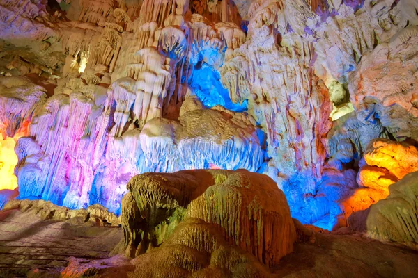 Hermosas cuevas en la bahía de Halong, Vietnam. Unesco Patrimonio de la Humanidad Si — Foto de Stock