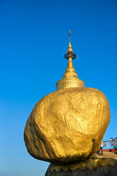 Roca de oro, myanmar. — Foto de Stock