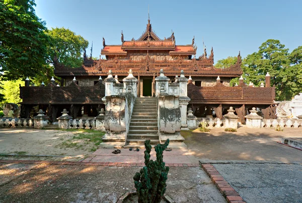 Gouden paleis klooster, mandalay, myanmar (burma) — Stockfoto