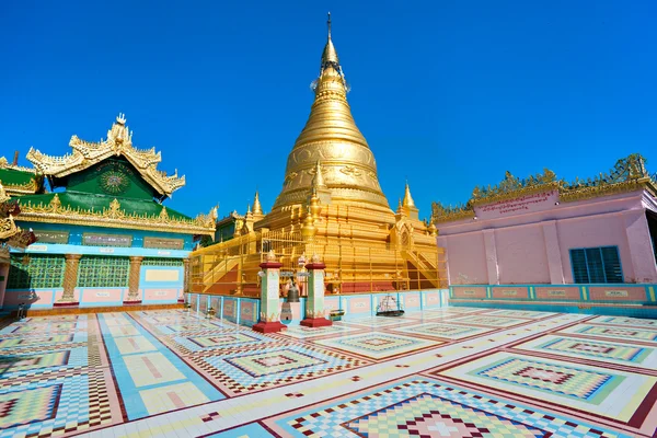 金色宝塔在实皆山、 曼德勒，缅甸. — 图库照片