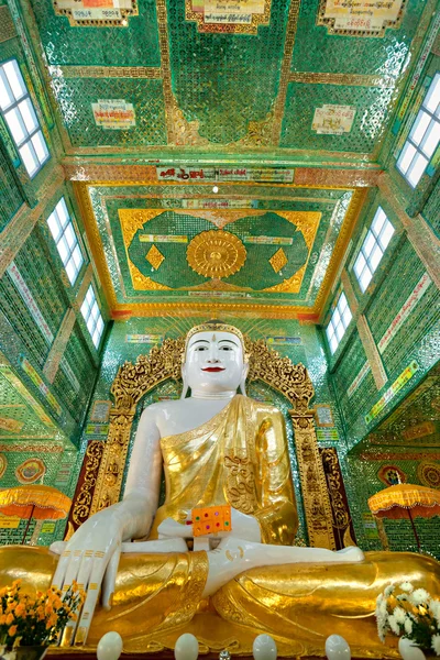 Buda gigante na colina de Sagaing, Mandalay, Mianmar . — Fotografia de Stock