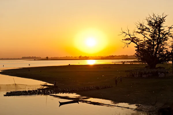 Pôr do sol da ponte Amarapura, Mianmar . — Fotografia de Stock