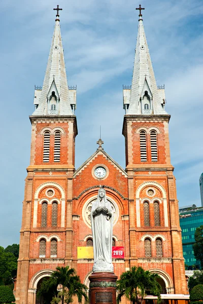 Katedra Notre Dame, w samym sercu miasta Ho Chi Minh, Wietnam. — Zdjęcie stockowe