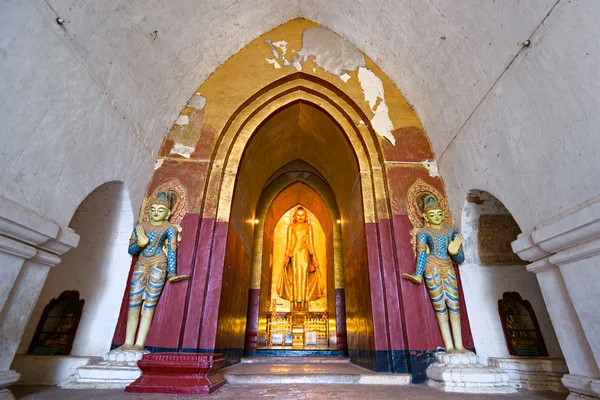 Boeddha binnen ananda pahto, vlakte van bagan, myanmar. — Stockfoto