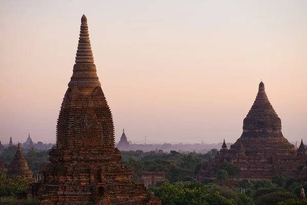 Bagan ao pôr-do-sol, Mianmar . — Fotografia de Stock