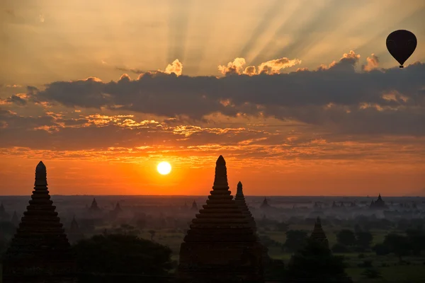 日の出、熱気球、ミャンマーで ofbagan を表示します。. — ストック写真