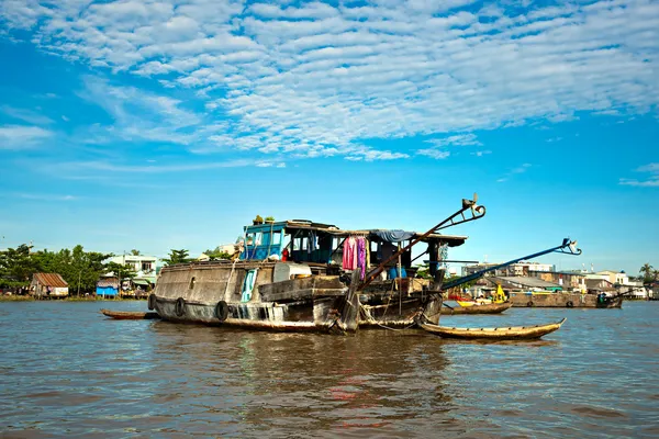 Båtar i hamn i Mekongdeltat, kan tho, vietnam — Stockfoto