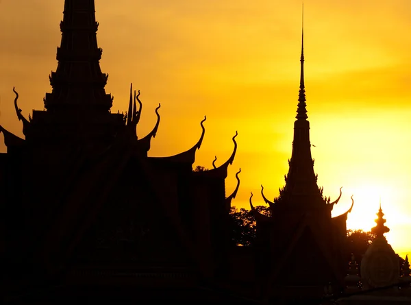 Pnom 日没で、カンボジア プノンペンの王宮のシルエット. — ストック写真