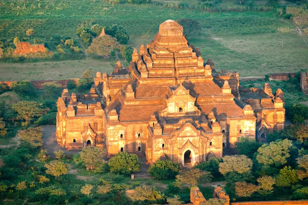 Vista do templo Dhammayangyi, do balão de ar quente em su — Fotografia de Stock