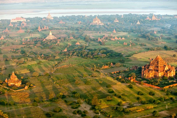 Vista de la llanura de Bagan desde el globo aerostático al amanecer , — Foto de Stock