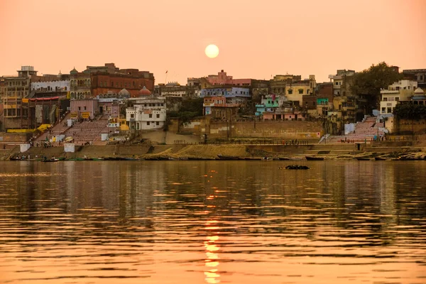 Varanasi (benares) na zachód słońca, uttar pradesh, Indie. — Zdjęcie stockowe