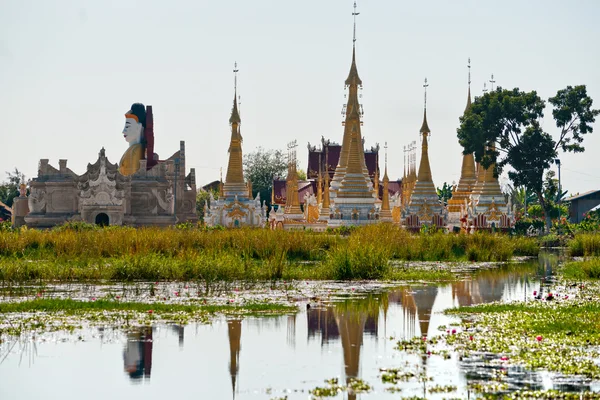 Templo budista en Inle lake, Myanmar . — Foto de Stock