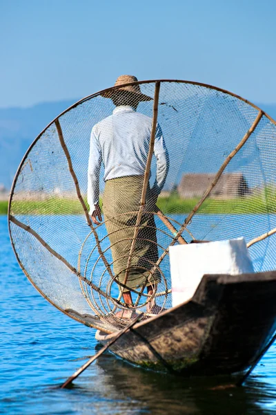 Pescador em Inle Lake, Mianmar. — Fotografia de Stock