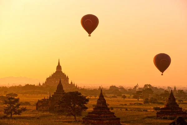 Bagan au coucher du soleil, Myanmar . — Photo