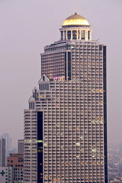 De State tower na zonsondergang, bangkok, thailand. — Stockfoto