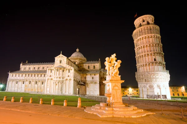 Pisa, leaning tower ve piazza dei miracoli gece.