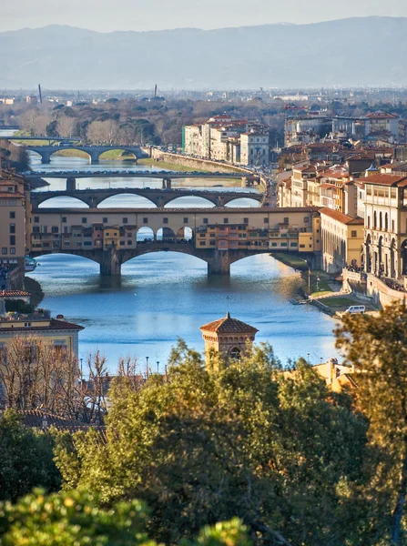 Panoramautsikt över Florens och ponte vecchio. — Stockfoto