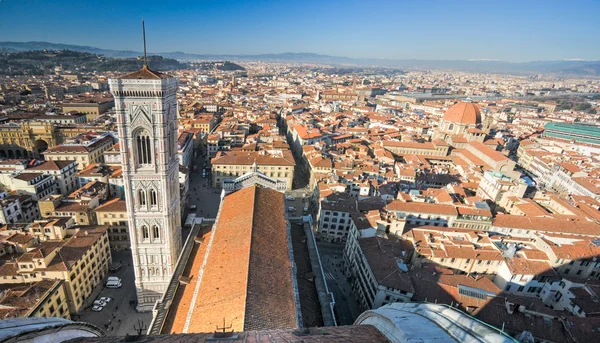 Florens, utsikt över duomo och Giottos klocktorn och santa croce — Stockfoto