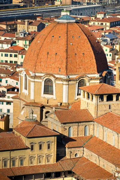 Basiliek van san lorenzo, florence, weergave van giotto's campanile. — Stockfoto