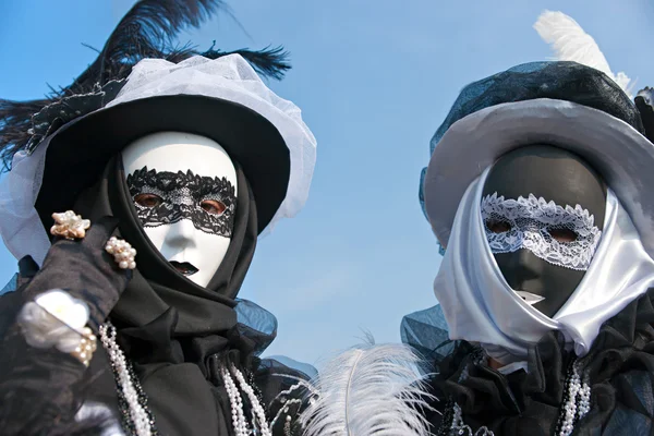 Twee maskers in Venetië, Italië. — Stockfoto