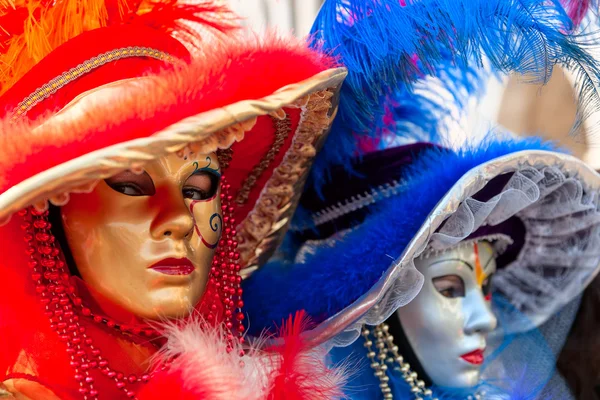 Venedig masker, karneval. fokusera på vänstra masken. — Stockfoto